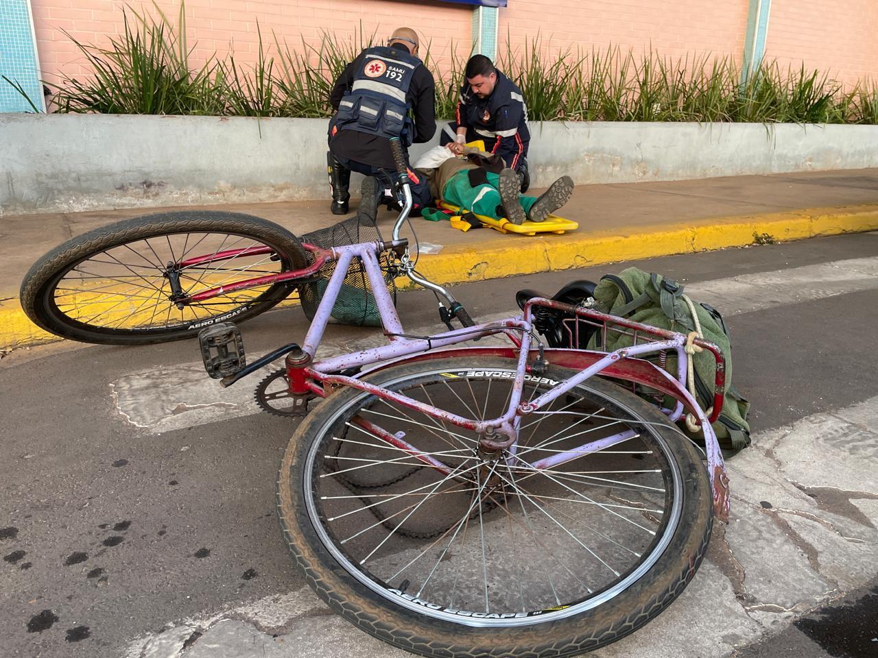 VEJA O VÍDEO: Mal começou o dia e acidente entre ônibus e bicicleta deixa idoso ferido no Centro de Três Lagoas
