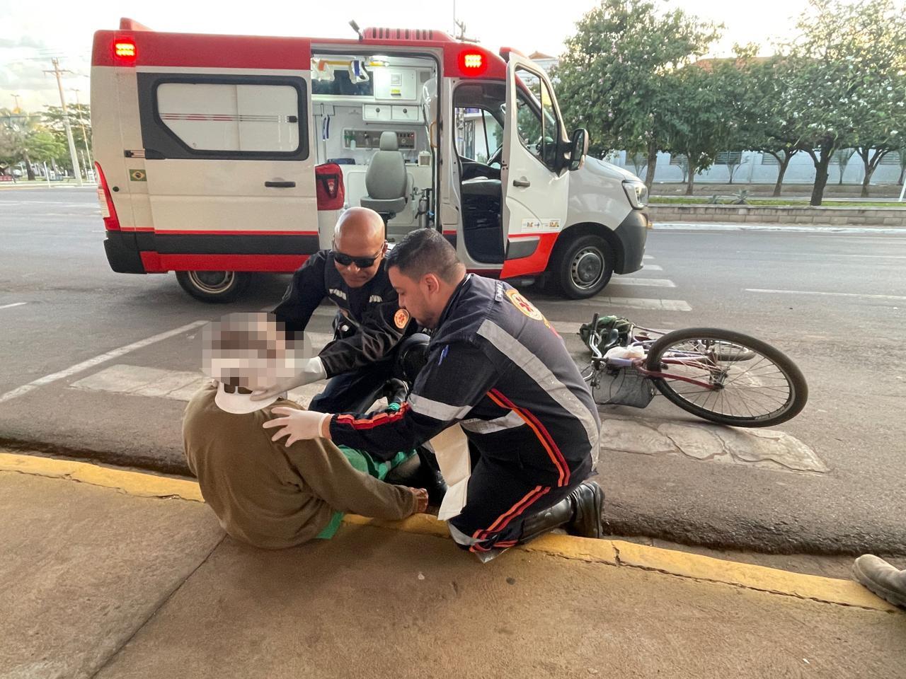 VEJA O VÍDEO: Mal começou o dia e acidente entre ônibus e bicicleta deixa idoso ferido no Centro de Três Lagoas