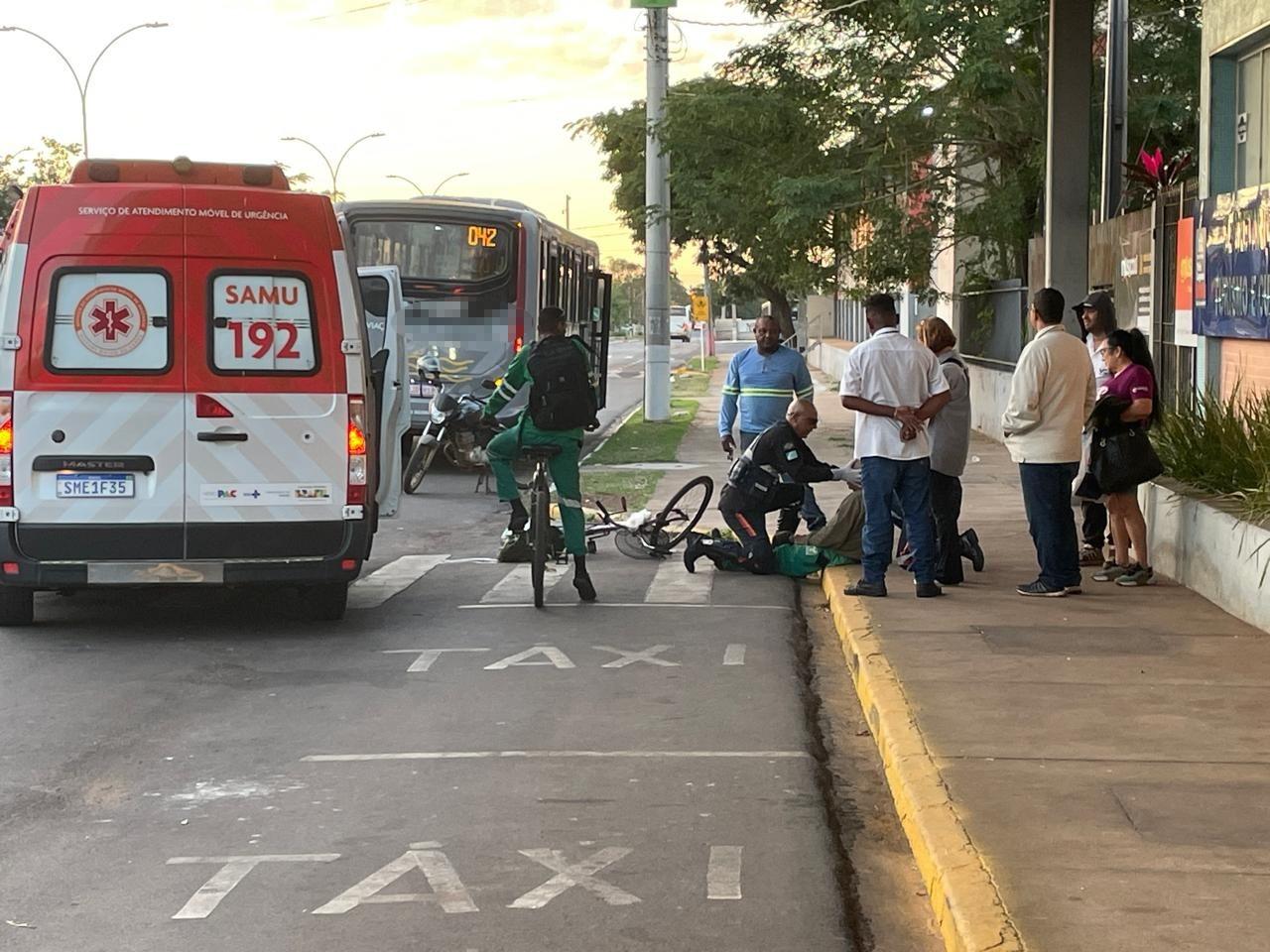 VEJA O VÍDEO: Mal começou o dia e acidente entre ônibus e bicicleta deixa idoso ferido no Centro de Três Lagoas