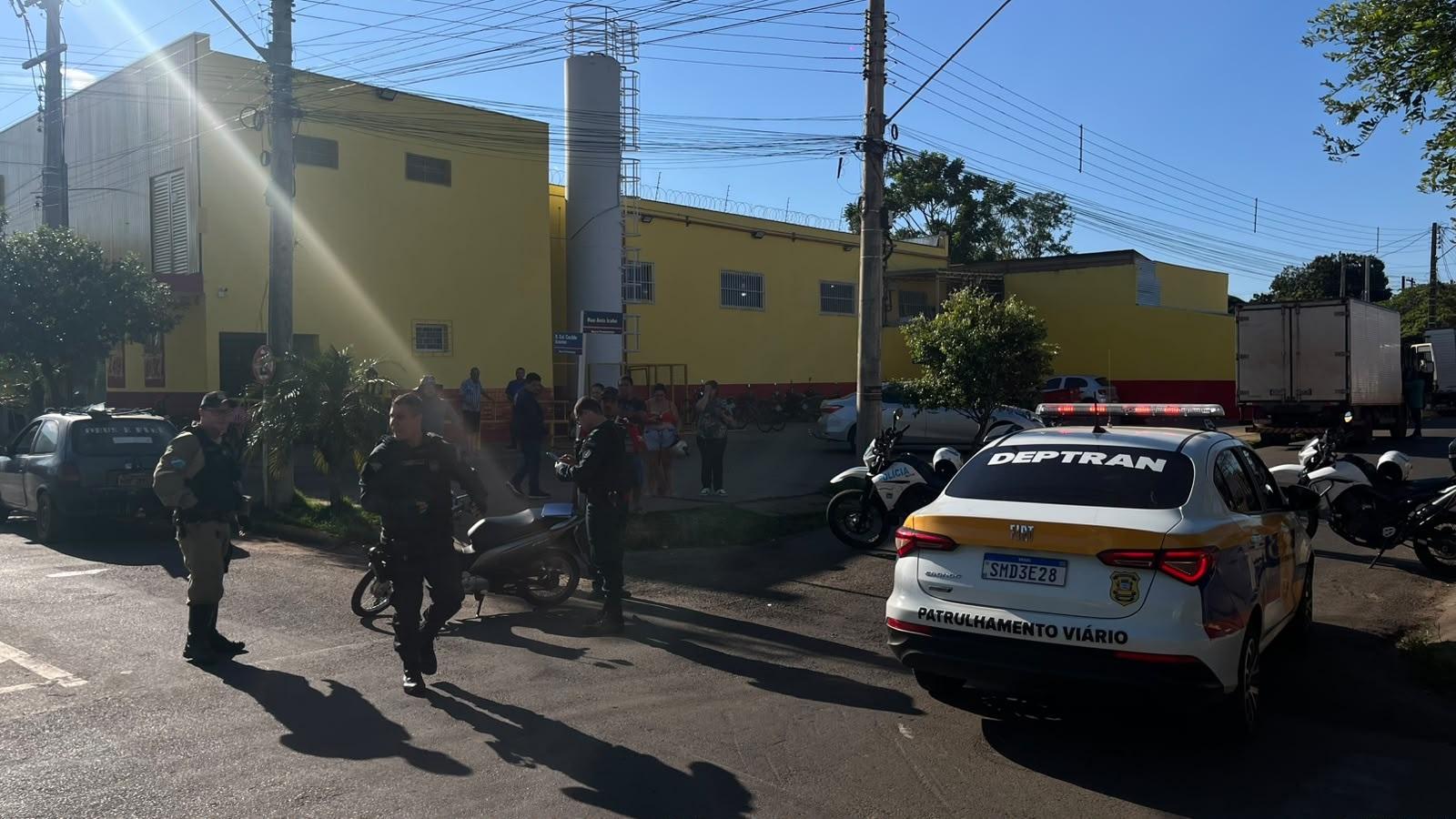 Sem CNH, motorista fura sinal de PARE, atropela motociclista e termina na delegacia em Três Lagoas