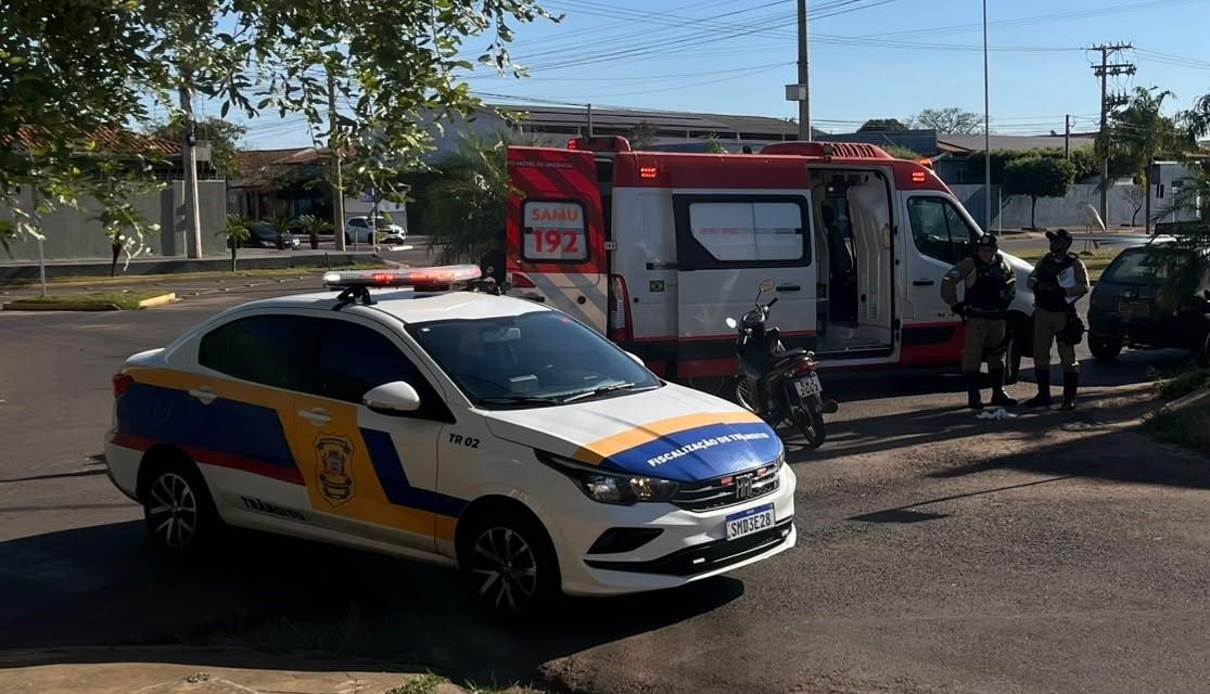 Sem CNH, motorista fura sinal de pare, atropela motociclista e termina na delegacia em Três Lagoas Sem CNH, motorista fura sinal de pare, atropela motociclista e termina na delegacia em Três Lagoas
