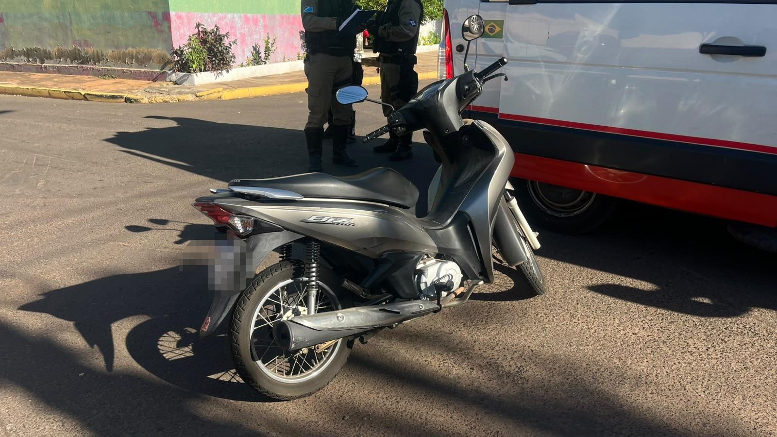 Sem CNH, motorista fura sinal de pare, atropela motociclista e termina na delegacia em Três Lagoas Sem CNH, motorista fura sinal de pare, atropela motociclista e termina na delegacia em Três Lagoas