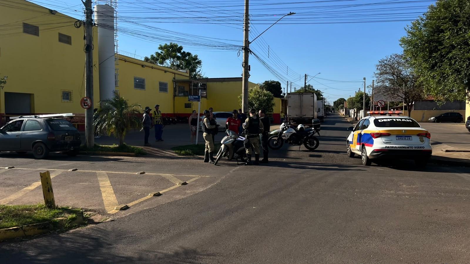 Sem CNH, motorista fura sinal de pare, atropela motociclista e termina na delegacia em Três Lagoas Sem CNH, motorista fura sinal de pare, atropela motociclista e termina na delegacia em Três Lagoas