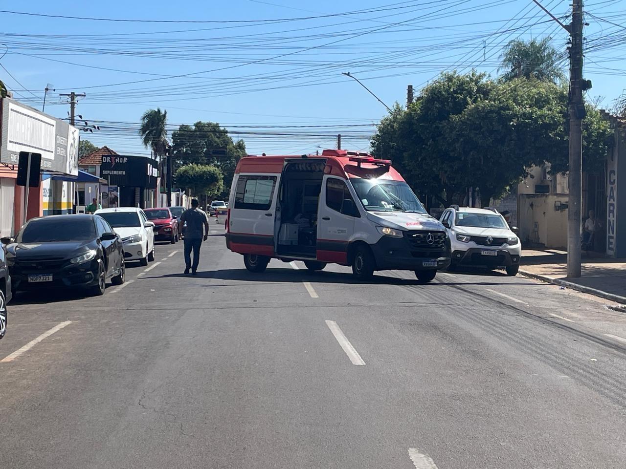 Abriu a porta do carro sem olhar: Acidente no Centro de Três Lagoas serve de alerta para motoristas Abriu a porta do carro sem olhar: Acidente no Centro de Três Lagoas serve de alerta para motoristas