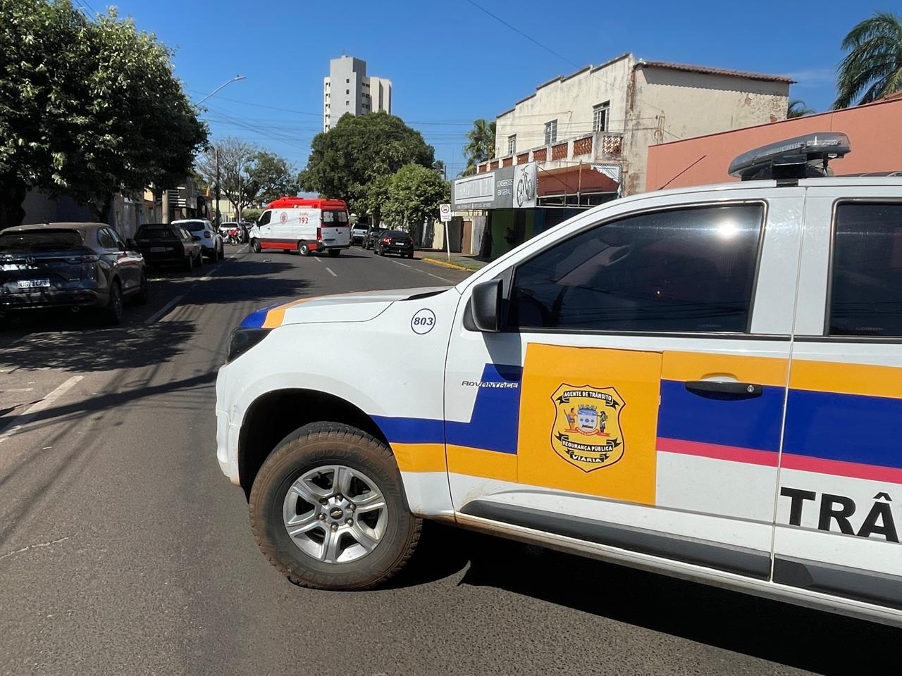 Abriu a porta do carro sem olhar: Acidente no Centro de Três Lagoas serve de alerta para motoristas Abriu a porta do carro sem olhar: Acidente no Centro de Três Lagoas serve de alerta para motoristas