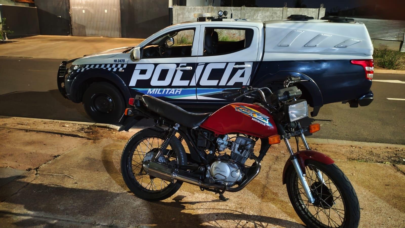 “Estralou” o escapamento da moto, fez pose e deu uma de bacana: Ele só esqueceu da equipe do sargento J. Corrêa da PM que flagrou tudo
