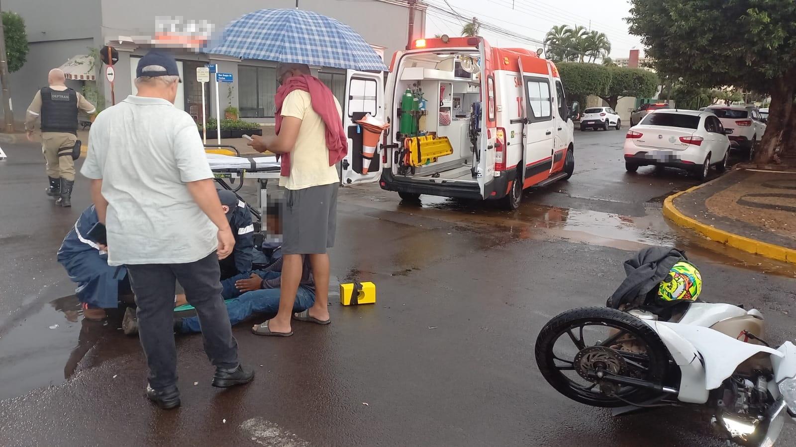 Pista molhada pode ter contribuído em acidente entre carro e moto no Centro de Três Lagoas
