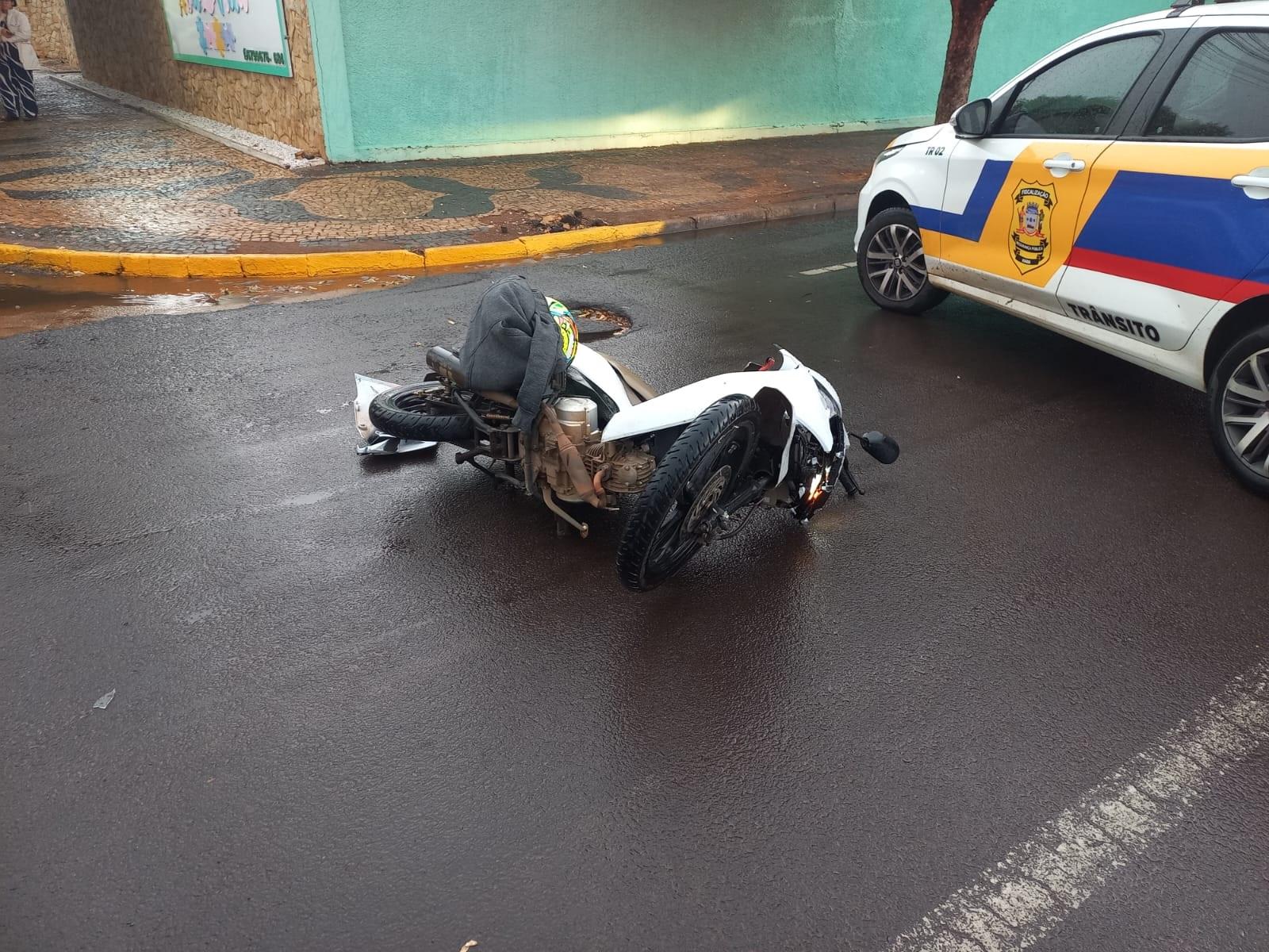 Pista molhada pode ter contribuído em acidente entre carro e moto no Centro de Três Lagoas Pista molhada pode ter contribuído em acidente entre carro e moto no Centro de Três Lagoas
