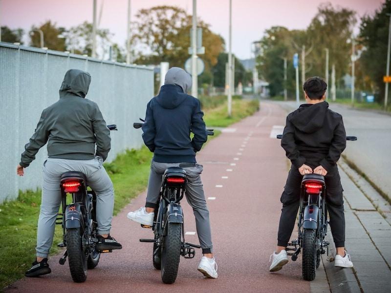 Adolescentes poderão ser proibidos de usar bicicletas elétricas; proposta prevê regras mais rígidas para aumentar a segurança