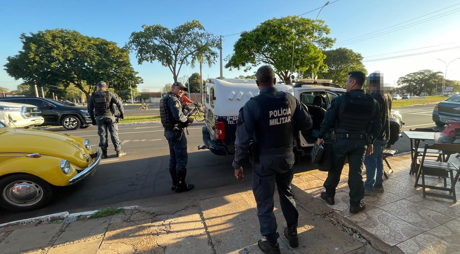 Ao ver equipe da PM, motociclista entra em sorveteria para escapar da abordagem, mas acaba na delegacia em Três Lagoas