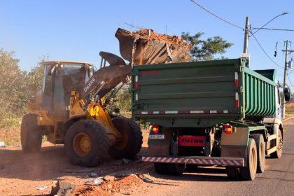 Após ação no Novo Oeste, Prefeitura realiza limpeza de entulhos no bairro Nova Três Lagoas