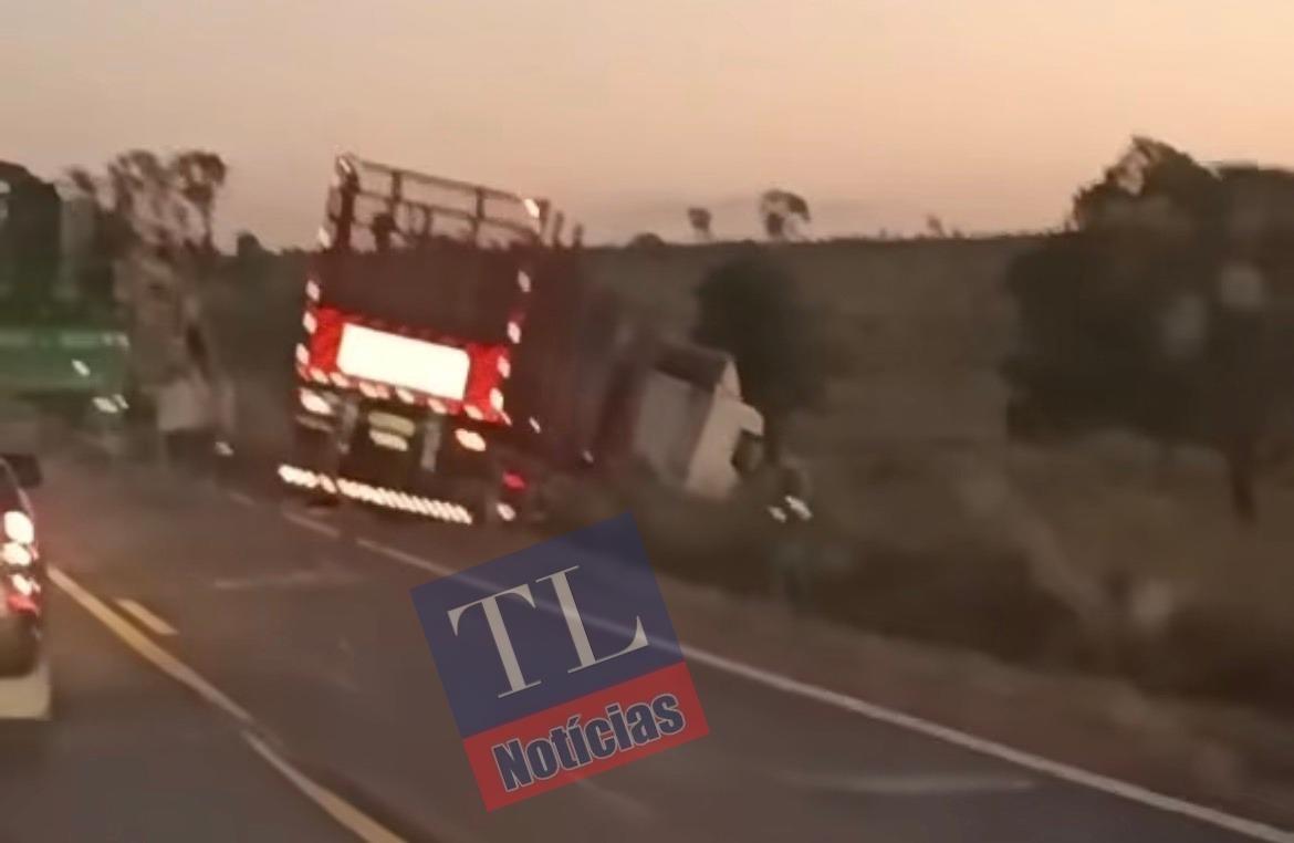 Carreta sai da pista na MS-112 e provoca lentidão perto do “Bar do Cazuza” entre Três Lagoas e Inocência