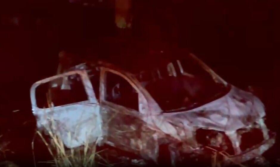 Carro carregado com maconha pega fogo durante fuga da PRF em Campo Grande