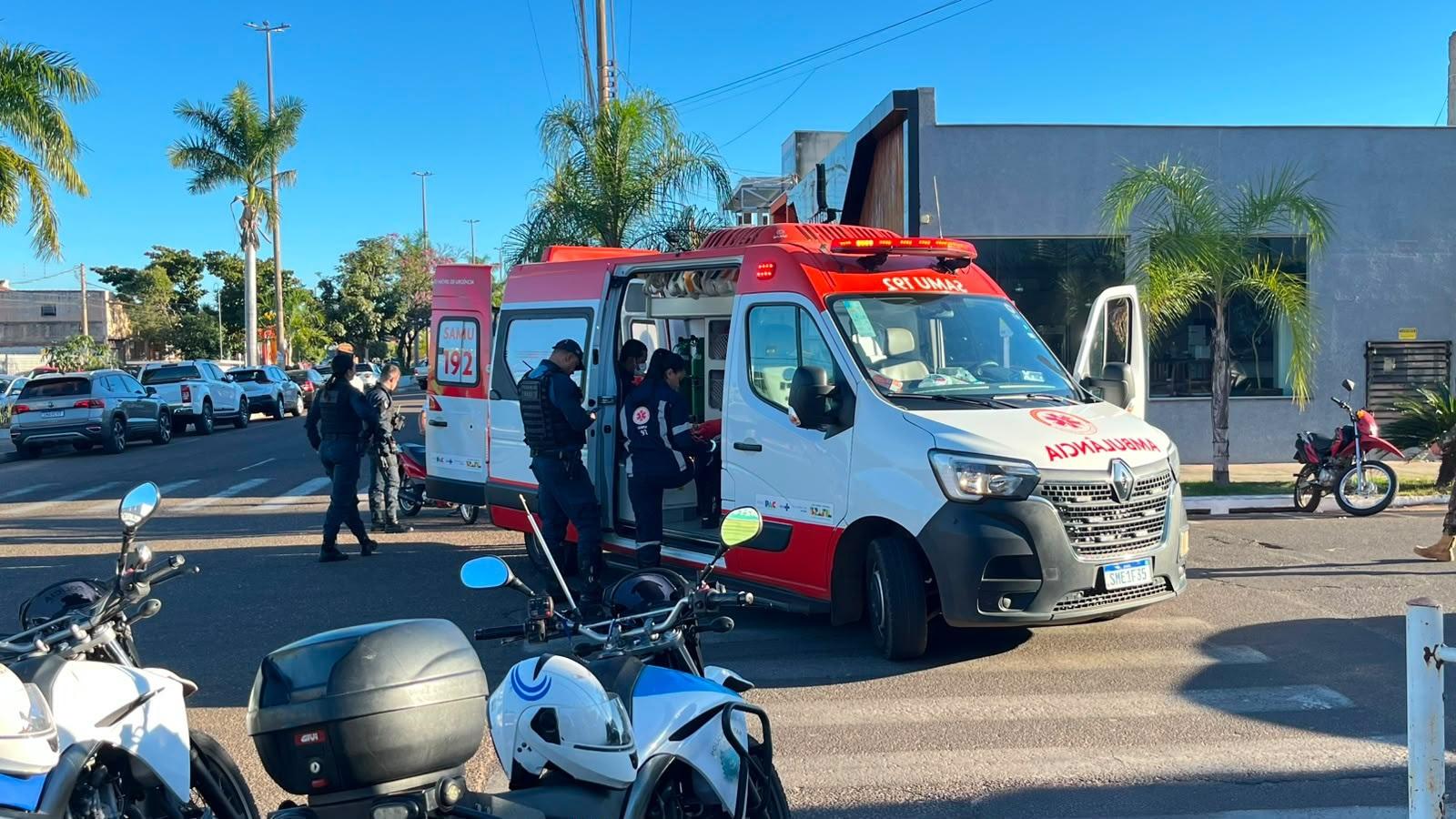 Colisão entre Corolla e motocicleta mobiliza SAMU no Centro de Três Lagoas