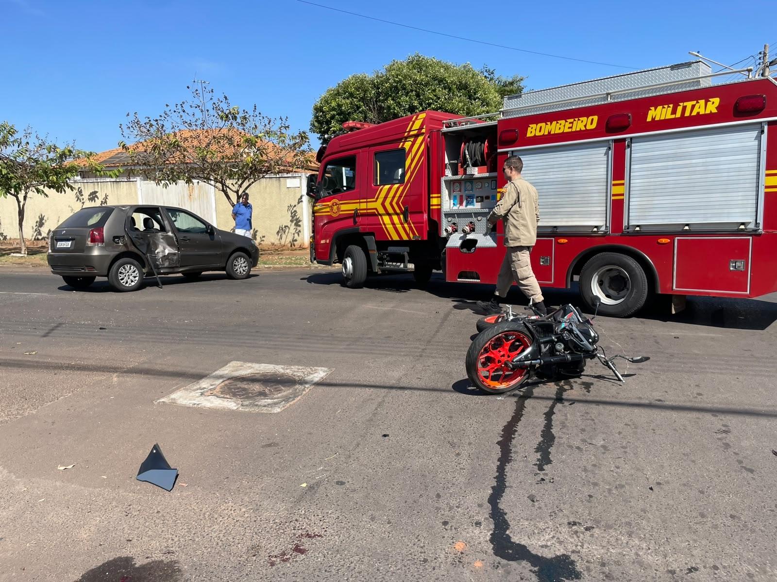 Forte batida entre moto e carro deixa jovem ferido em cruzamento de Três Lagoas