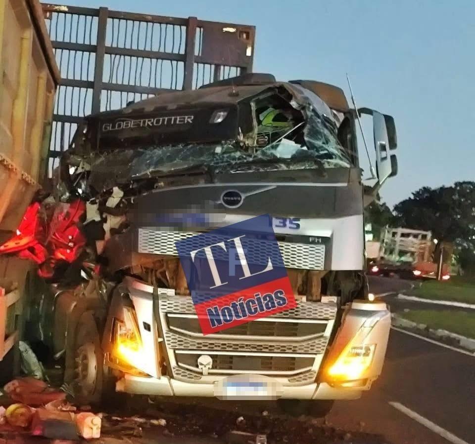 Grave colisão entre carretas na BR-158 deixa motorista ferido e mobiliza Corpo de Bombeiros em Três Lagoas