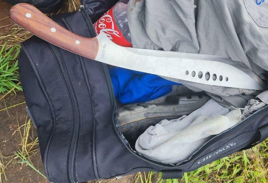 Homem agride e ameaça casal com facão em Dourados: 'Vocês trabalham na magia negra' 