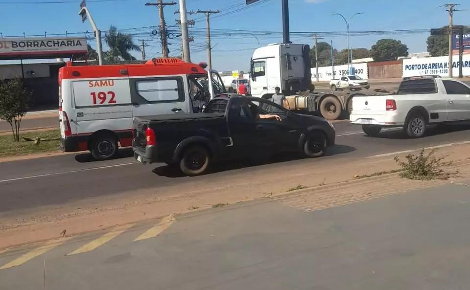 Honda Civic é atingido por cavalo mecânico de carreta e vai parar contra semáforo em Três Lagoas