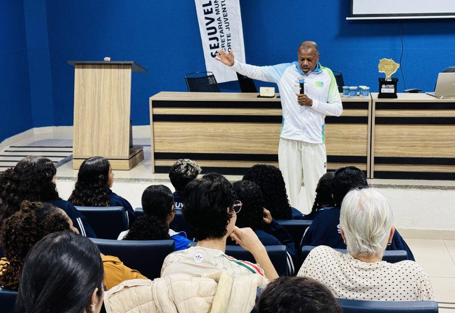 Palestra com ídolo do atletismo brasileiro fortalece formação de atletas de Três Lagoas