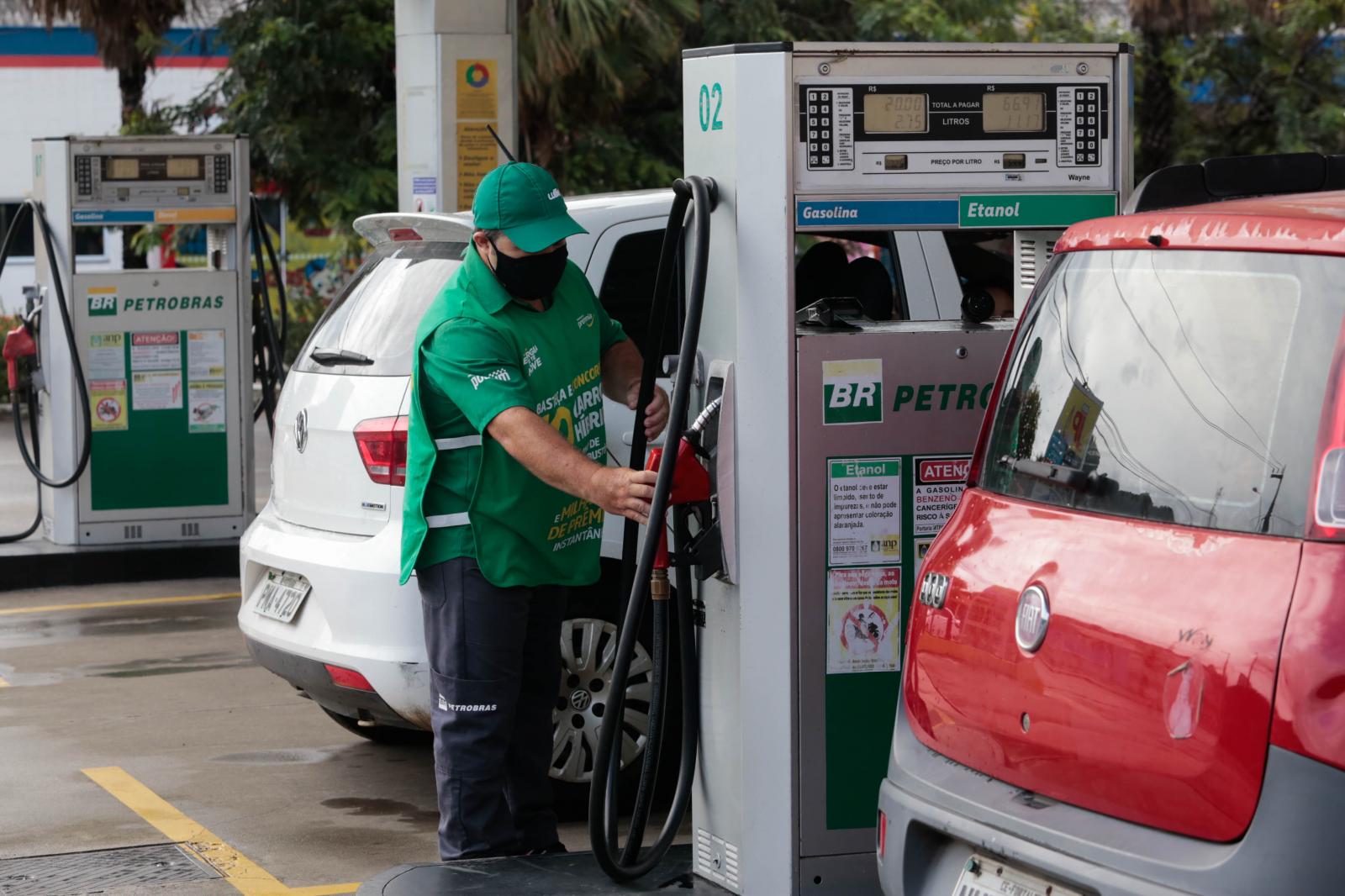 Projeto proíbe postos de gasolina de cobrarem preços diferentes para pagamentos em dinheiro ou Pix