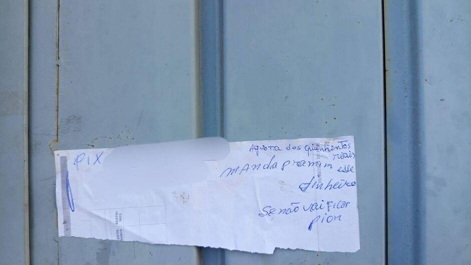 Sem receber, cobrador deixa recado no portão de cliente em Campo Grande