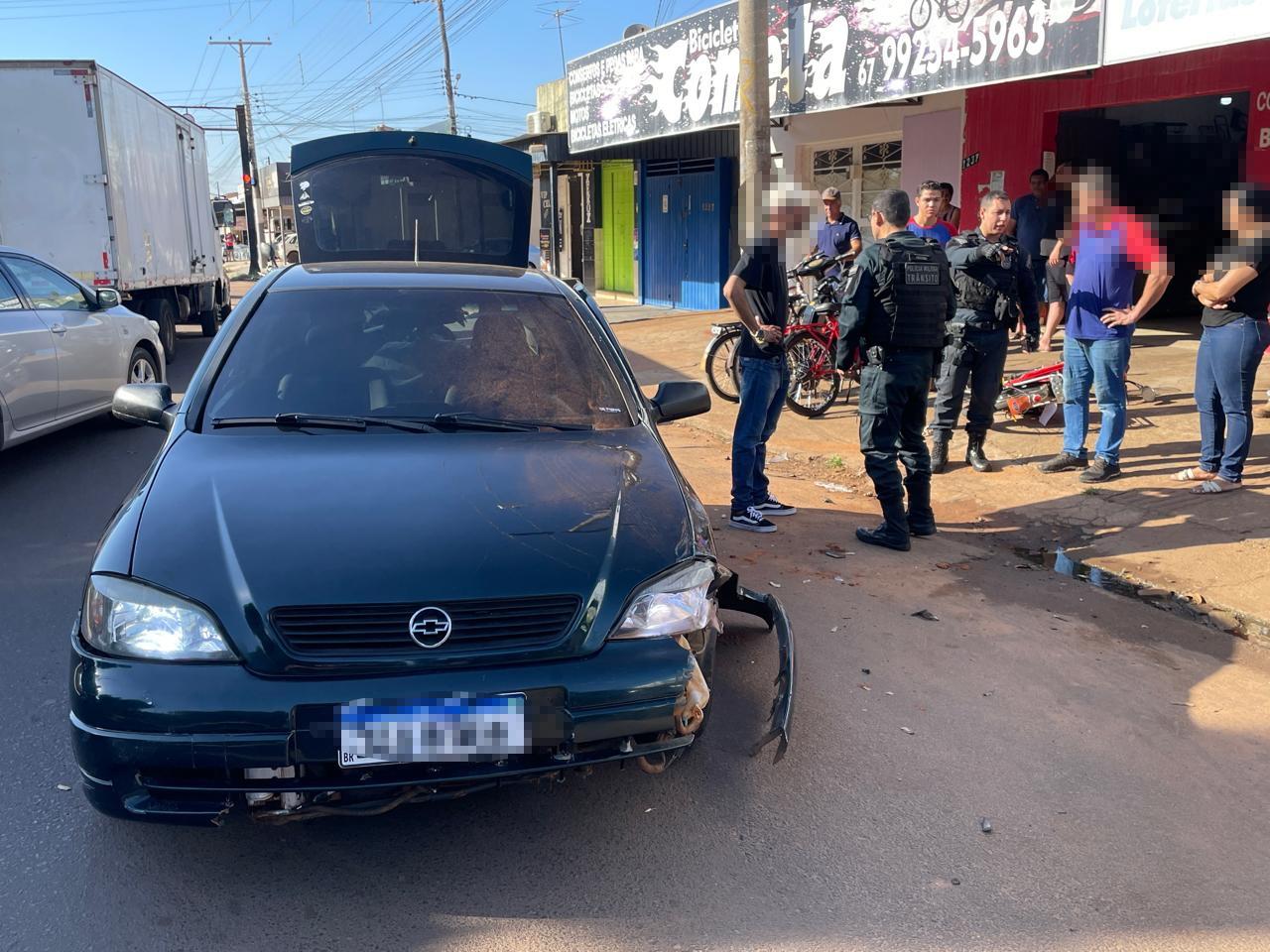Volante trava, motorista perde o controle e acidente interdita uma das principais ruas de Três Lagoas Volante trava, motorista perde o controle e acidente interdita uma das principais ruas de Três Lagoas