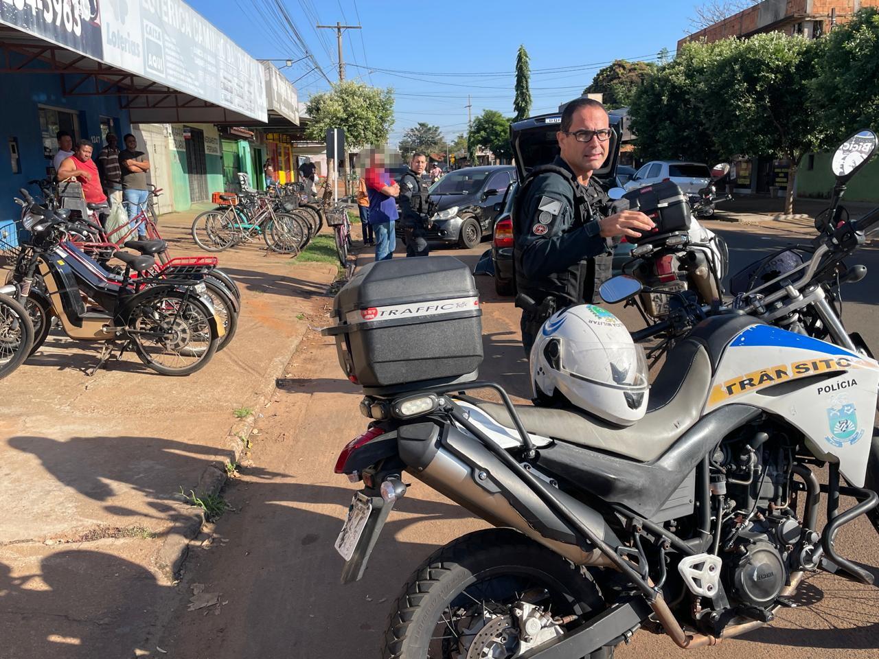Volante trava, motorista perde o controle e acidente interdita uma das principais ruas de Três Lagoas Volante trava, motorista perde o controle e acidente interdita uma das principais ruas de Três Lagoas