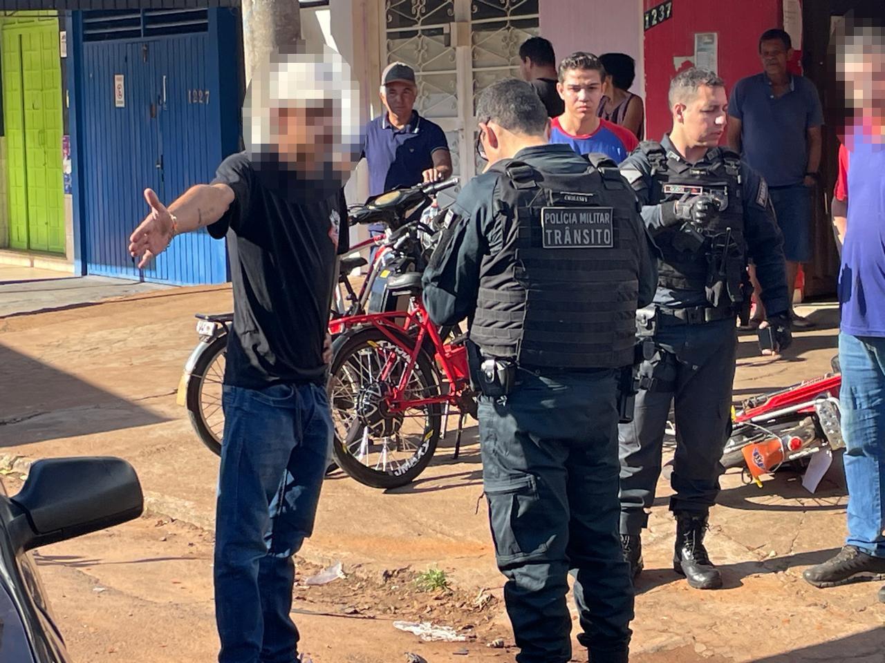 Volante trava, motorista perde o controle e acidente interdita uma das principais ruas de Três Lagoas Volante trava, motorista perde o controle e acidente interdita uma das principais ruas de Três Lagoas