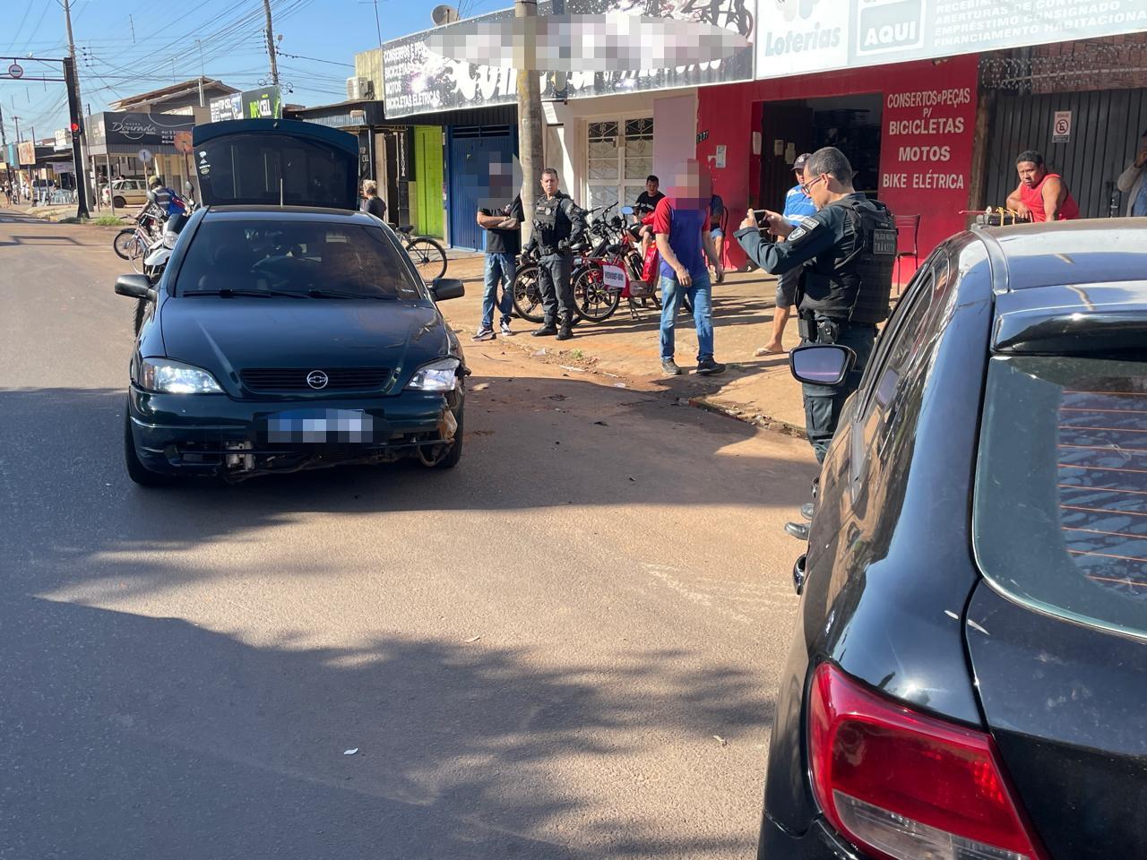 Volante trava, motorista perde o controle e acidente interdita uma das principais ruas de Três Lagoas Volante trava, motorista perde o controle e acidente interdita uma das principais ruas de Três Lagoas