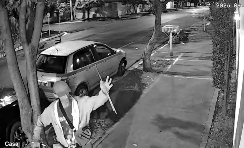 VEJA O VÍDEO: Nem câmera de segurança intimida mais: Ladrão tenta arrombar carro no Centro de Três Lagoas e foge após ser flagrado VEJA O VÍDEO: Nem câmera de segurança intimida mais: Ladrão tenta arrombar carro no Centro de Três Lagoas e foge após ser flagrado