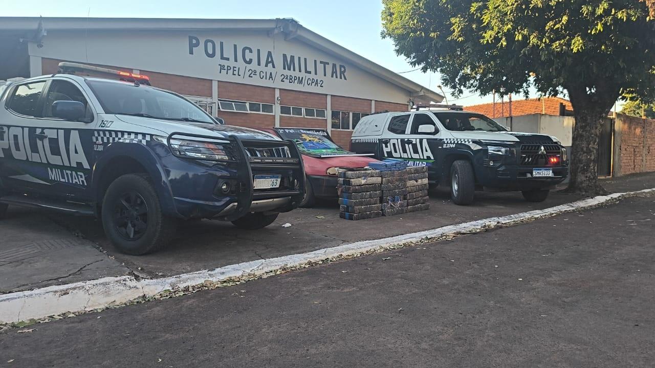 Dupla consegue escapar de ação policial que apreendeu grande quantidade de maconha em veículo parado às margens de rodovia 