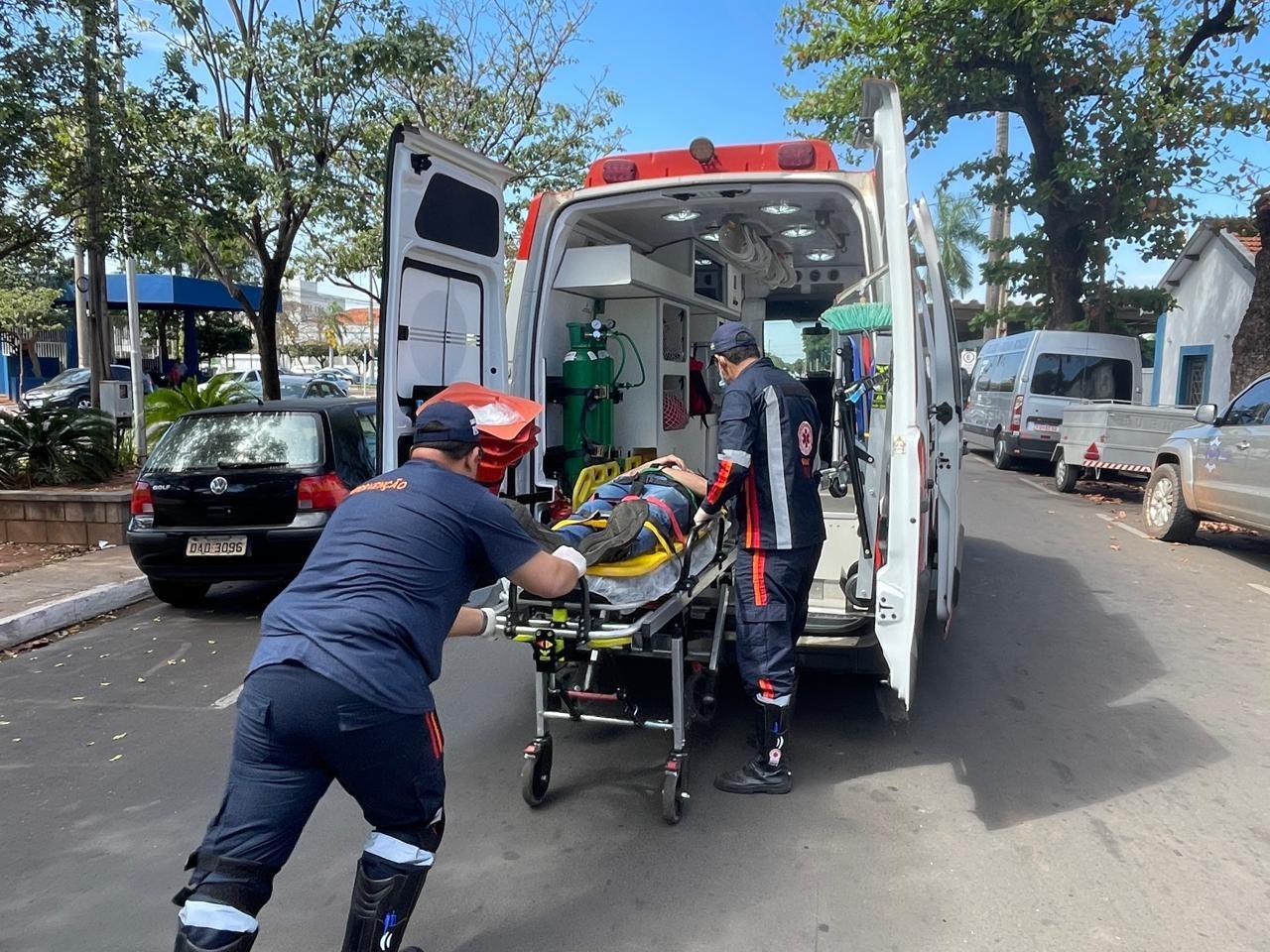 Mudança de faixa termina em acidente e interdita uma das principais avenidas de Três Lagoas