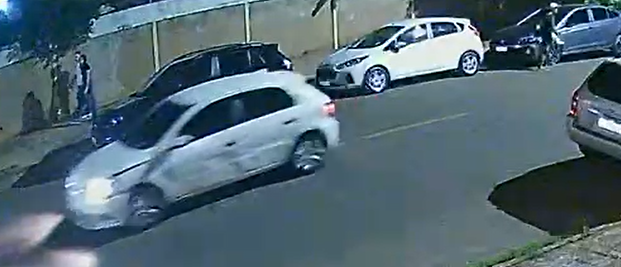 VEJA O VÍDEO: Do nada, motorista engata a primeira, bate em carro parado e vai embora; prejuízo chega a R$ 6 mil VEJA O VÍDEO: Do nada, motorista engata a primeira, bate em carro parado e vai embora; prejuízo chega a R$ 6 mil