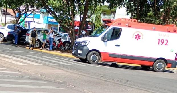 Possível falta de atenção provoca mais um acidente em Três Lagoas; motociclista fica ferida e motorista de carro deixa o local sem prestar socorro 