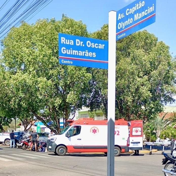 Possível falta de atenção provoca mais um acidente no Centro de Três Lagoas; motociclista fica ferida e motorista de carro deixa o local sem prestar socorro Possível falta de atenção provoca mais um acidente no Centro de Três Lagoas; motociclista fica ferida e motorista de carro deixa o local sem prestar socorro
