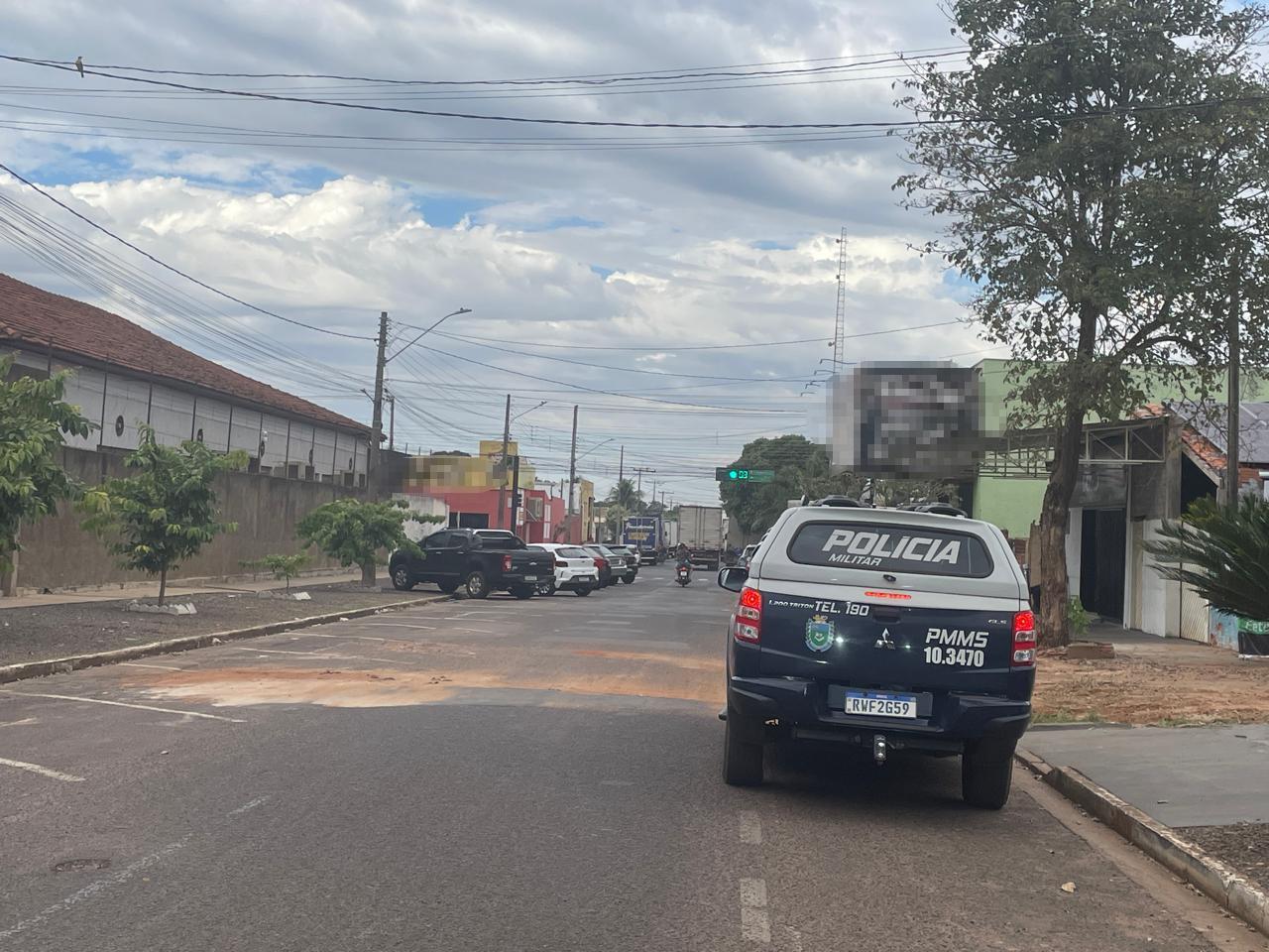 Dois casos na mesma tarde: Morador de rua é denunciado por masturbação na frente de mulher e outro ameaça clientes com faca em loja de departamentos