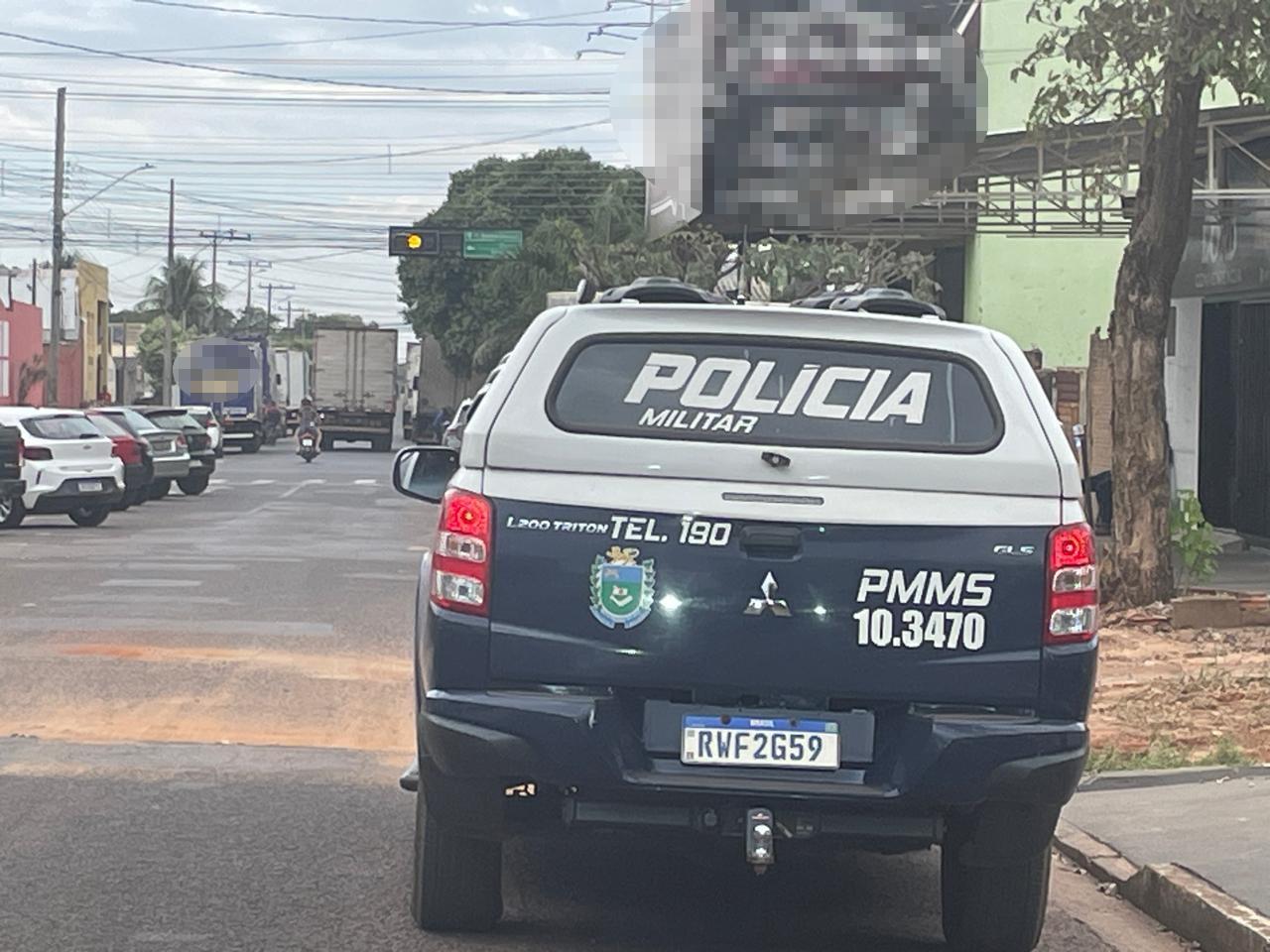 Dois casos na mesma tarde: Morador de rua é denunciado por masturbação na frente de mulher e outro ameaça clientes com faca em loja de departamentos