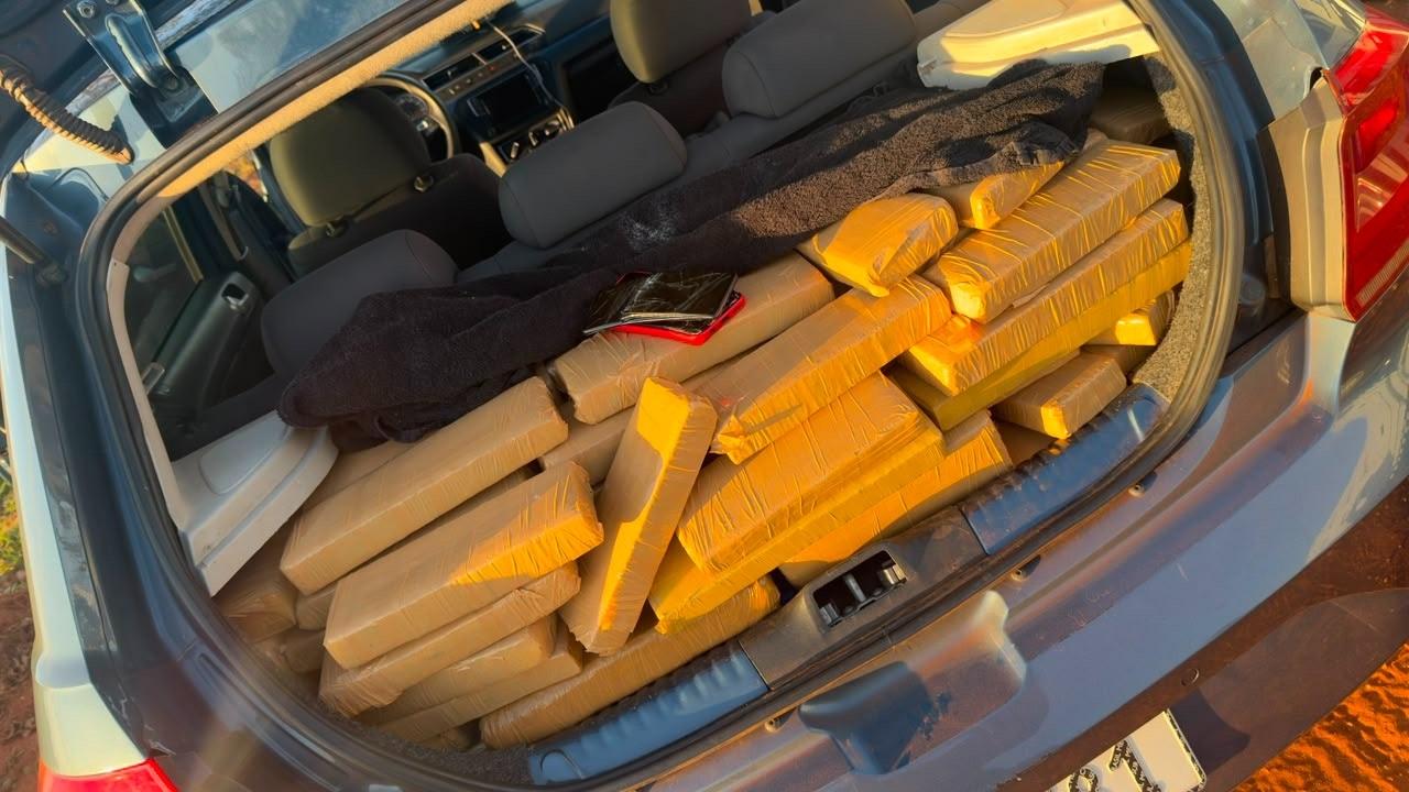 Tentaram fugir da PM, mas a "casa caiu": dupla é presa com 326 kg de maconha e skunk perto de Três Lagoas Tentaram fugir da PM, mas a "casa caiu": dupla é presa com 326 kg de maconha e skunk perto de Três Lagoas