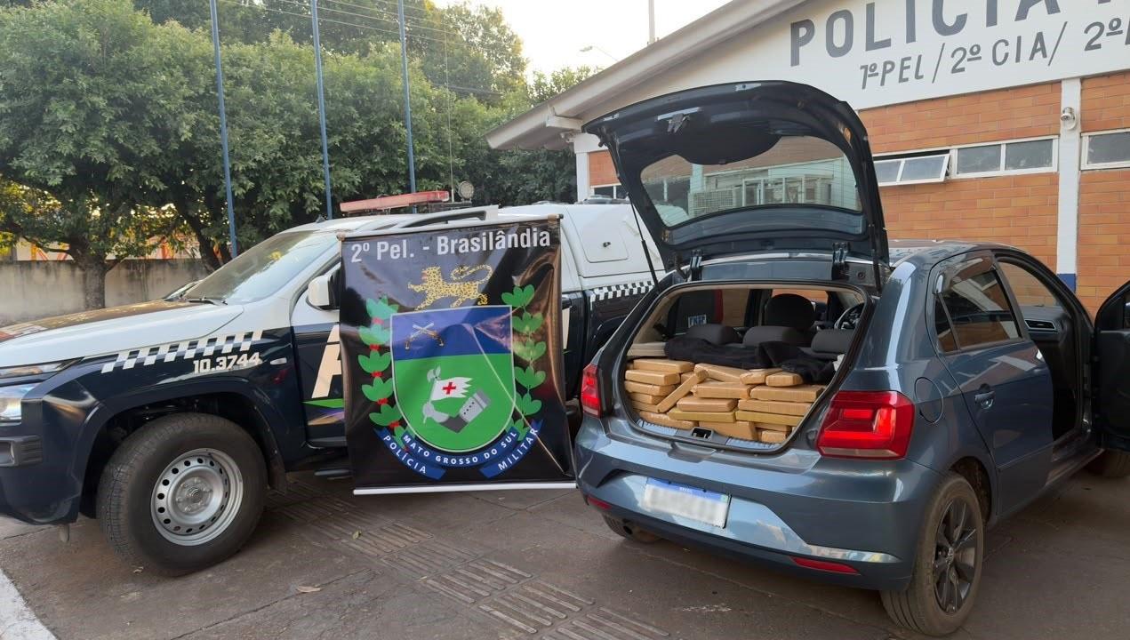 Tentaram fugir da PM, mas a "casa caiu": dupla é presa com 326 kg de maconha e skunk perto de Três Lagoas Tentaram fugir da PM, mas a "casa caiu": dupla é presa com 326 kg de maconha e skunk perto de Três Lagoas