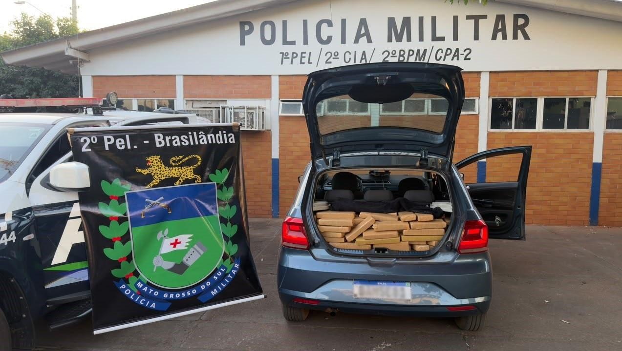 Tentaram fugir da PM, mas a "casa caiu": dupla é presa com 326 kg de maconha e skunk perto de Três Lagoas Tentaram fugir da PM, mas a "casa caiu": dupla é presa com 326 kg de maconha e skunk perto de Três Lagoas
