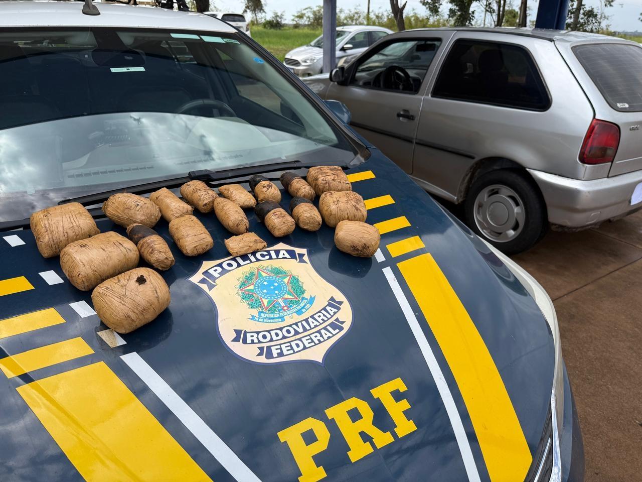 Dois Gols, duas apreensões e muita coisa escondida: PRF pega haxixe em Três Lagoas e 7 mil maços de cigarros na BR-262 Dois Gols, duas apreensões e muita coisa escondida: PRF pega haxixe em Três Lagoas e 7 mil maços de cigarros na BR-262