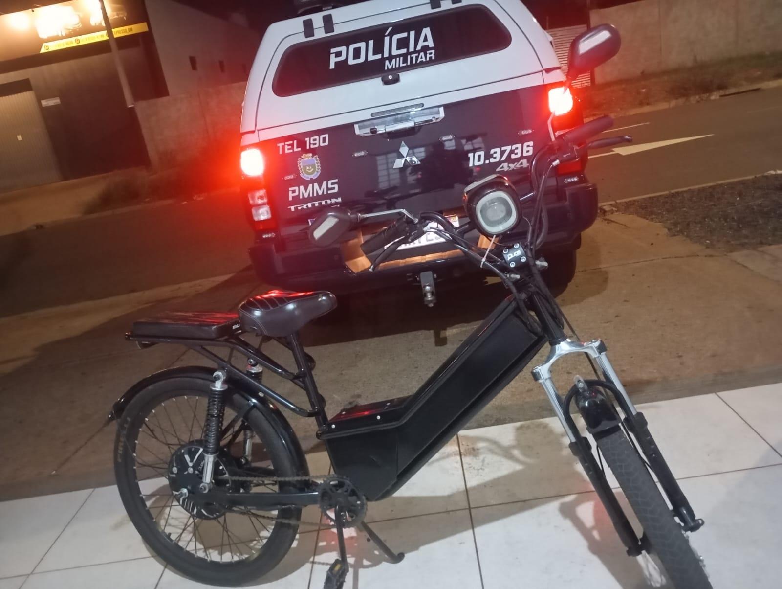 O povo queria saber: Policial conduz bike elétrica recuperada até a delegacia e chama atenção por onde passa
