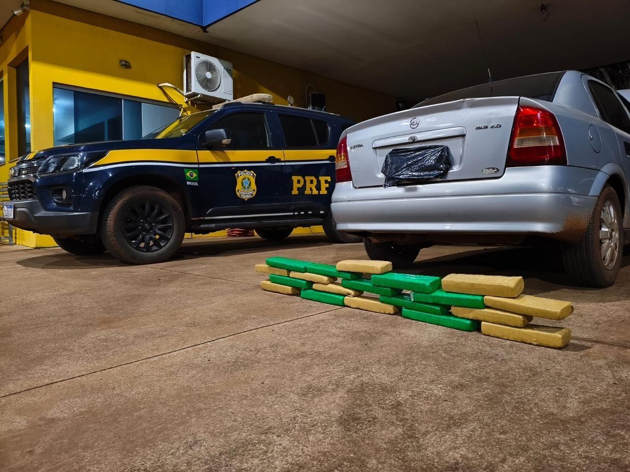 Perseguição policial sai da BR-158, cruza bairros de Três Lagoas e termina com quase 20 kg de maconha apreendidos Perseguição policial sai da BR-158, cruza bairros de Três Lagoas e termina com quase 20 kg de maconha apreendidos