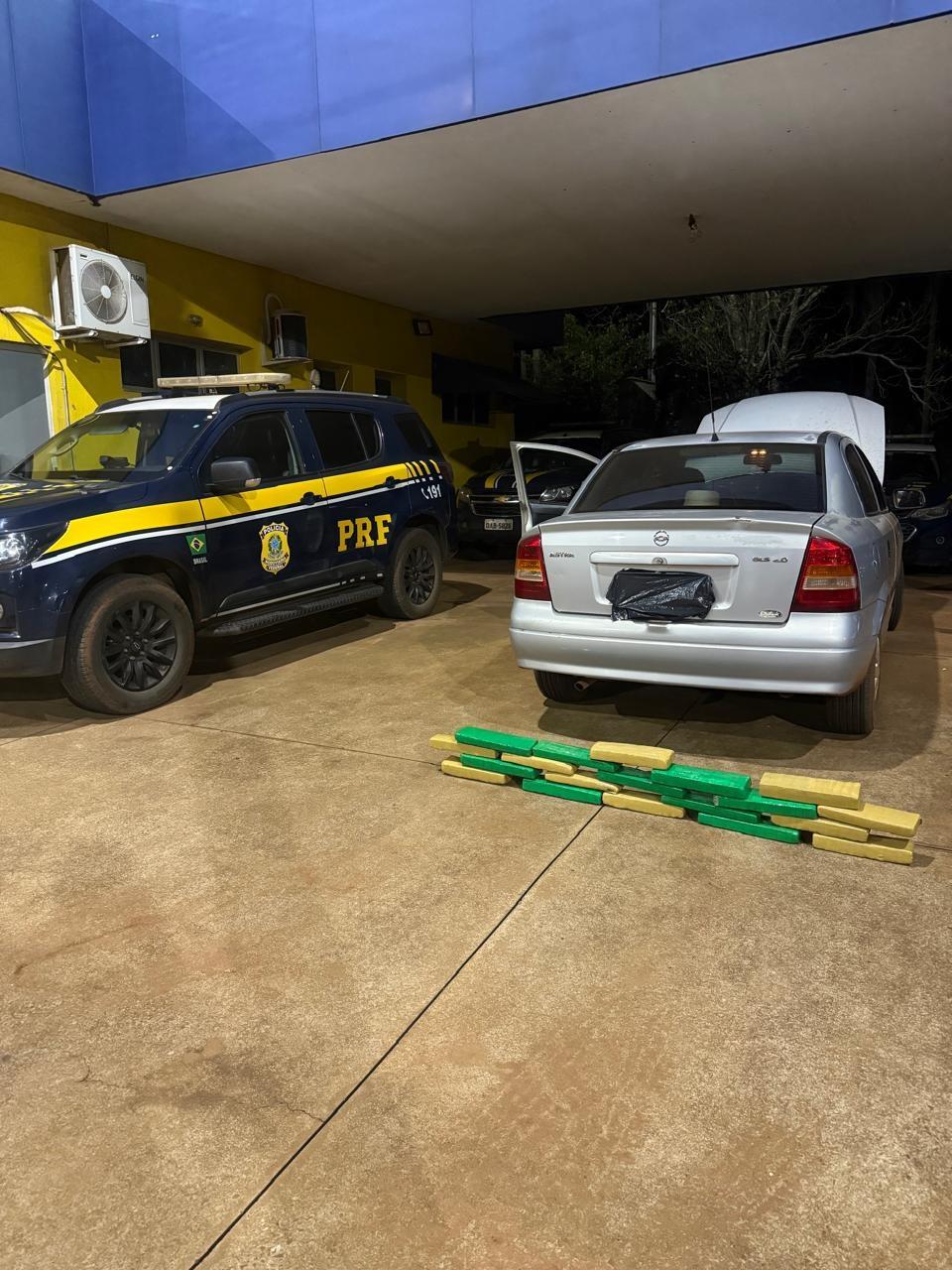 Perseguição policial sai da BR-158, cruza bairros de Três Lagoas e termina com quase 20 kg de maconha apreendidos Perseguição policial sai da BR-158, cruza bairros de Três Lagoas e termina com quase 20 kg de maconha apreendidos