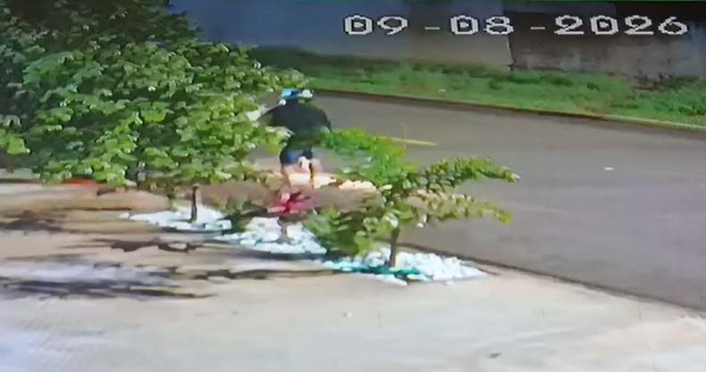 Só acontece em Três Lagoas: “Amor, comprei pedras pro jardim”. Ladrão paisagista passa de moto, escolhe as pedras e leva para casa  