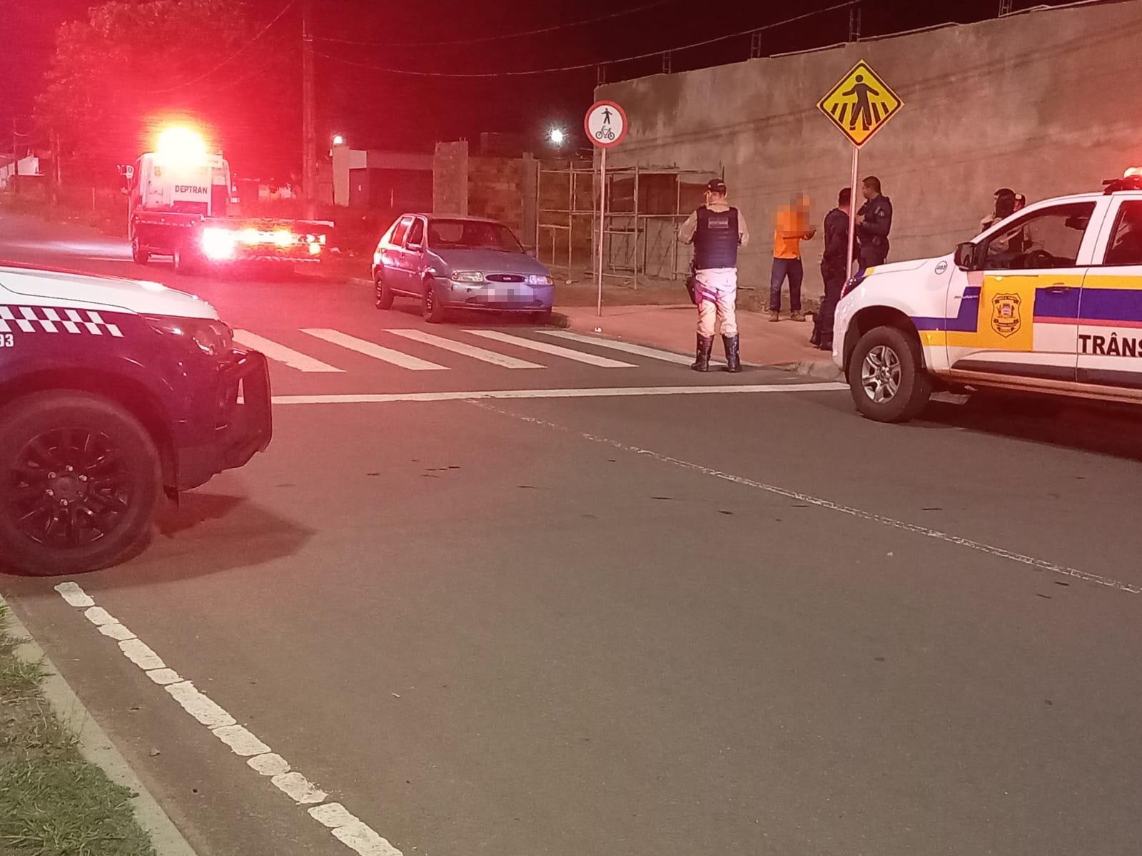   Que cachaça foi esta? Motorista sem CNH, na contramão, carro irregular, faróis apagados e alcoolizado ainda urina no banco do seu veículo em Três Lagoas