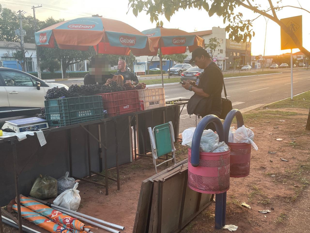 “Chegou a caneta”: Fiscal da Prefeitura multa e apreende hortifrúti de vendedor em avenida de Três Lagoas “Chegou a caneta”: Fiscal da Prefeitura multa e apreende hortifrúti de vendedor em avenida de Três Lagoas
