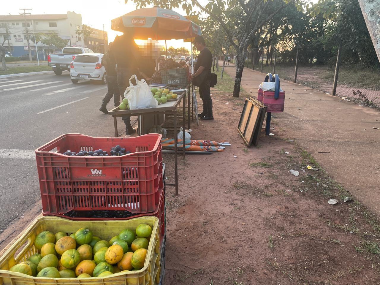 “Chegou a caneta”: Fiscal da Prefeitura multa e apreende hortifrúti de vendedor em avenida de Três Lagoas “Chegou a caneta”: Fiscal da Prefeitura multa e apreende hortifrúti de vendedor em avenida de Três Lagoas