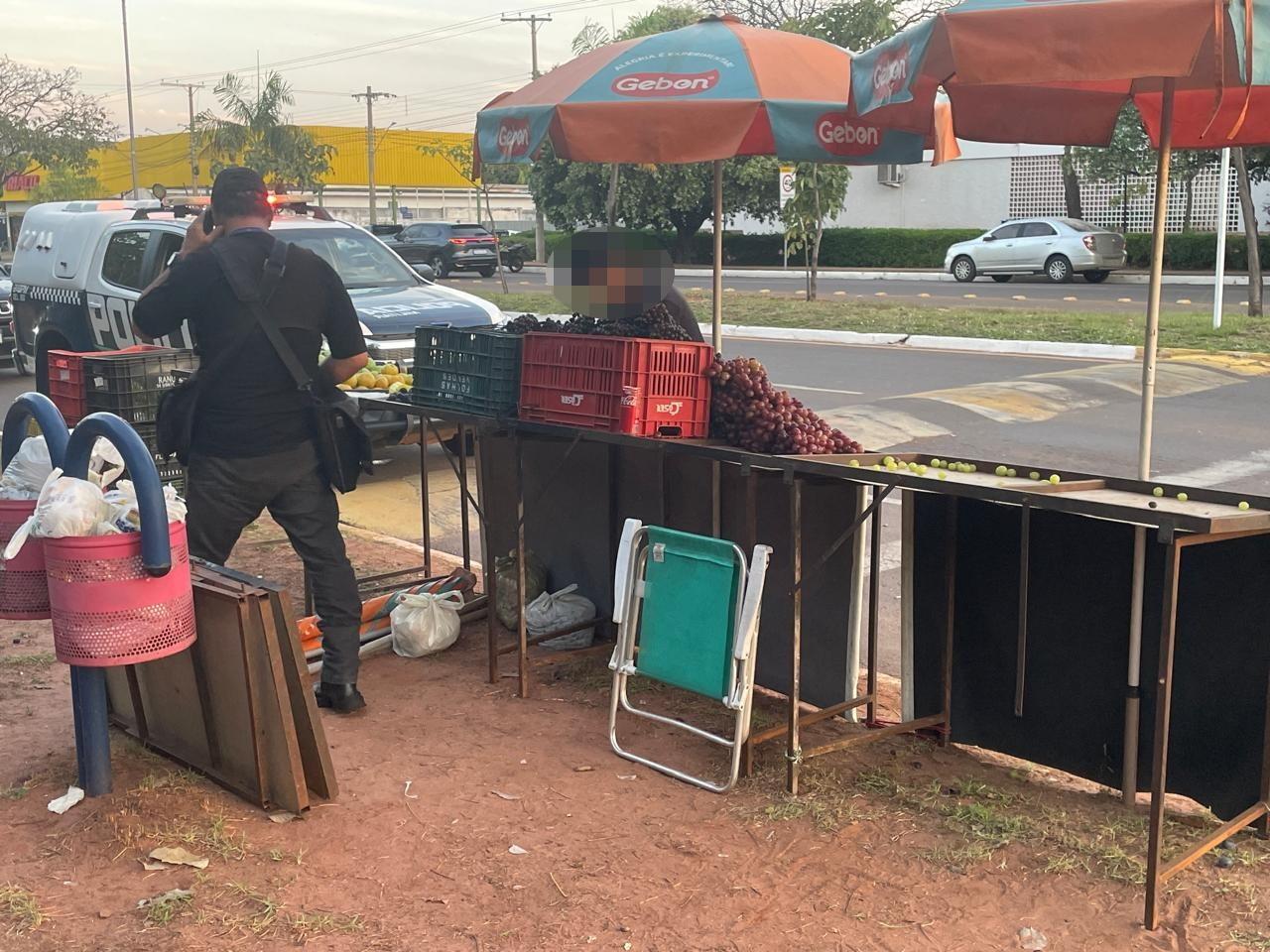 “Chegou a caneta”: Fiscal da Prefeitura multa e apreende hortifrúti de vendedor em avenida de Três Lagoas “Chegou a caneta”: Fiscal da Prefeitura multa e apreende hortifrúti de vendedor em avenida de Três Lagoas