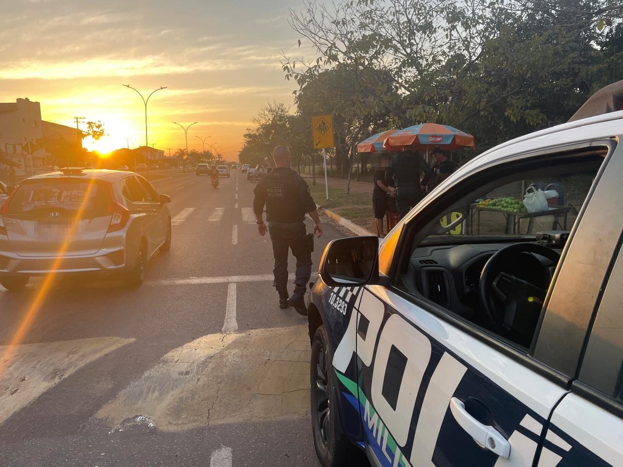 “Chegou a caneta”: Fiscal da Prefeitura multa e apreende hortifrúti de vendedor em avenida de Três Lagoas “Chegou a caneta”: Fiscal da Prefeitura multa e apreende hortifrúti de vendedor em avenida de Três Lagoas